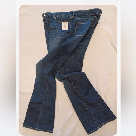 Levi Strauss Signature Shaping Mid- Rise Bootcut  Jeans Size 18 - Picture 3 of 5